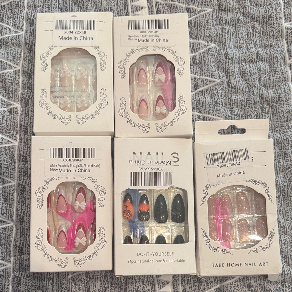 Adorable press on nails. The red and white is perfect for Valentine’s. 5 packs